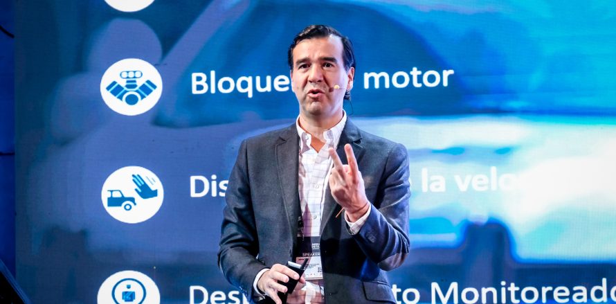 Imagina que tu vehículo deja de ser un simple medio de transporte para convertirse en una extensión de tu ecosistema digital. Esta es la premisa que Jaime Gil Toledo, Director de Productos y Servicios Conectados de General Motors para Sudamérica, desarrolló durante su intervención en el Congreso America Digital. Su visión es clara: la industria automotriz atraviesa un punto de no retorno donde el software y la conectividad dictan las reglas del juego.